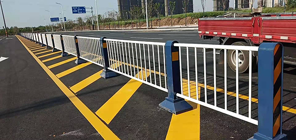 城市道路護欄與pvc護欄的區別和優勢是什么？