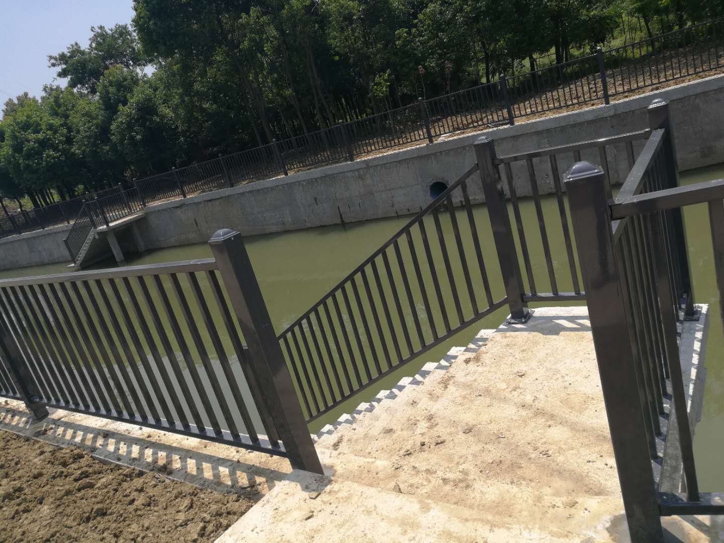 道路護欄廠家告訴你護欄在質量上有哪些不同之處