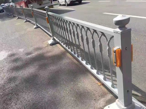 濰坊道路護欄廠家表示設置護欄有一定的要求